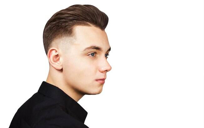 Penteados masculinos: o new pompadour usa o degradê nas laterais para assumir um tom mais leve e descontraído Penteados masculinos: o new pompadour usa o degradê nas laterais para assumir um tom mais leve e descontraído