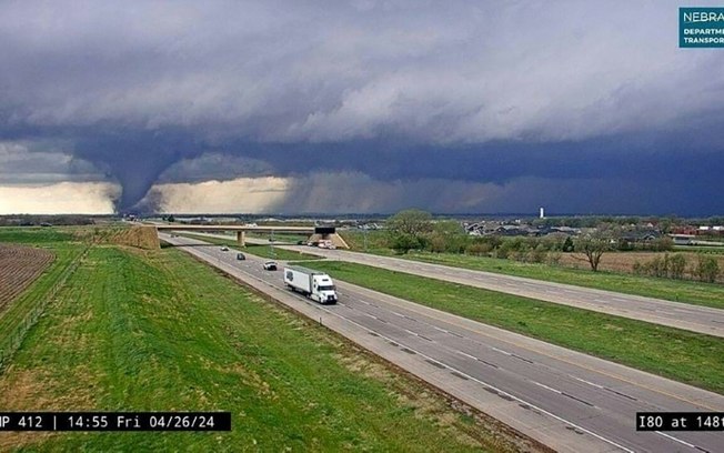 Esta imagem de trânsito obtida do Departamento de Transporte de Nebraska mostra um tornado cruzando a rodovia interestadual 80, perto de Waverly, em 26 de abril de 2024