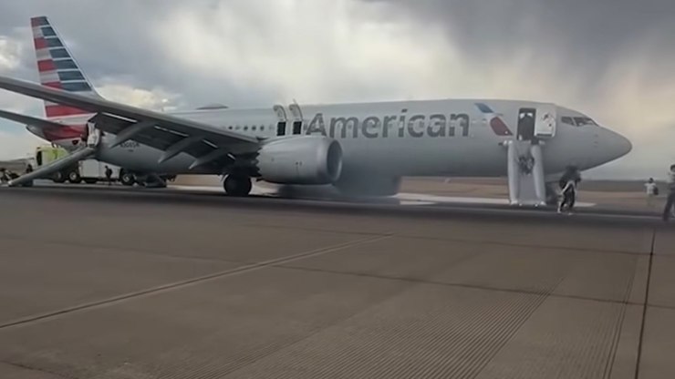 Avião pega fogo na pista e passageiros são retirados às pressas