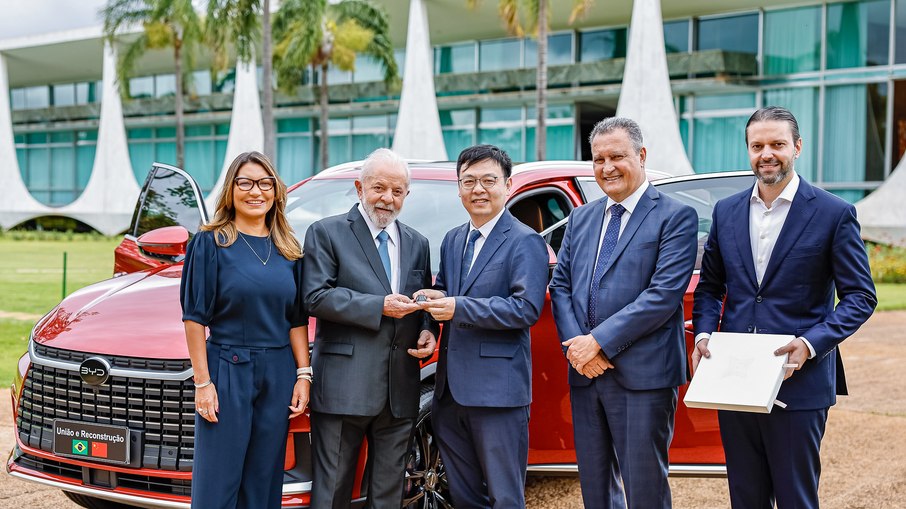 Presidente Lula recebeu um BYD Tan do presidente da Marca no país, Tyler Li
