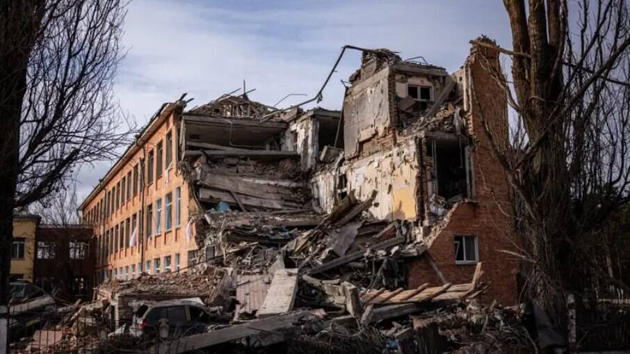 Destruição em escola de Chernihiv depois da guerra