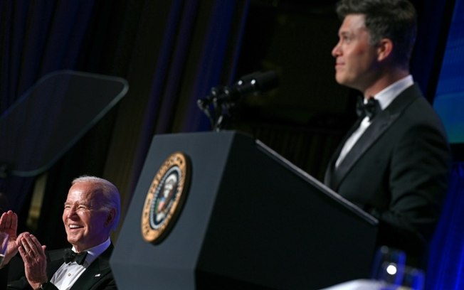 O presidente dos Estados Unidos, Joe Biden, sorri durante a apresentação do comediante Colin Jost no evento da Associação de Correspondentes da Casa Branca