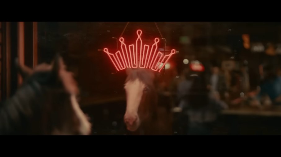 A ideia do comercial é causar emoção e identificação com os valores da cerveja