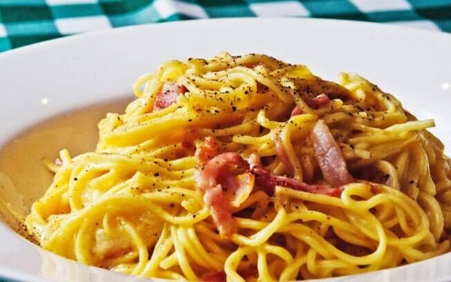 Clique aqui e veja a receita completa de espaguete à carbonara