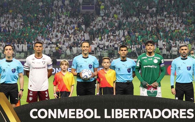 Gustavo Gómez em ação com a camisa do Palmeiras diante do Fluminense