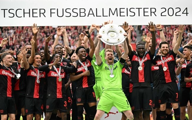 O goleiro Lukas Hradecky levanta o troféu do título do Bayer Leverkusen na Bundesliga 2023-2024 em Leverkusen, em 18 de maio de 2024