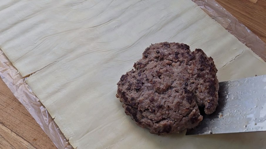 Carne na massa de pastel