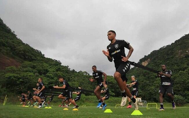 Botafogo faz primeiro treino de 2022 no Espaço Lonier, CT do clube