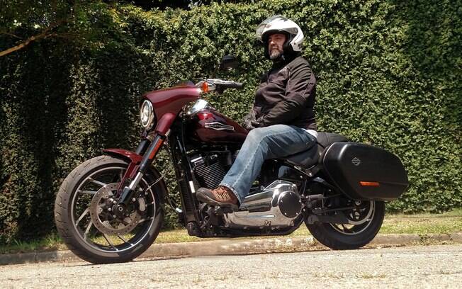 A Harley-Davidson Sport Glide transborda personalidade. Trata-se de uma motocicleta ideal para usar em estradas