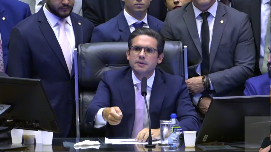 Ao indefirir pedido de nomeação, Hugo Motta abre caminho para cassação do mandato de Eduardo Bolsonaro Ao indefirir pedido de nomeação, Hugo Motta abre caminho para cassação do mandato de Eduardo Bolsonaro