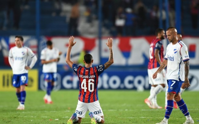 O zagueiro do Bahia Luciano Juba comemora a vitória sobre o Nacional do Uruguai pela fase de grupos da Libertadores, no dia 9 de abril de 2025, em Montevidéu. O zagueiro do Bahia Luciano Juba comemora a vitória sobre o Nacional do Uruguai pela fase de grupos da Libertadores, no dia 9 de abril de 2025, em Montevidéu.