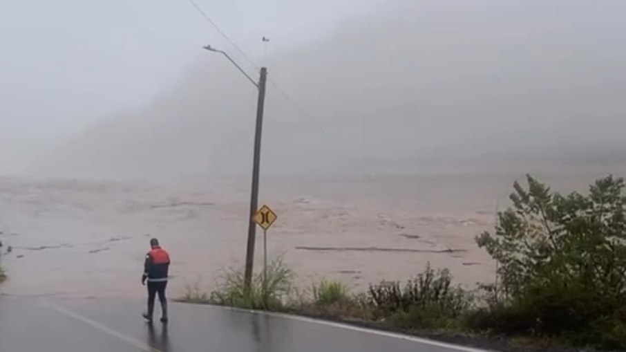 A ponte Cotiporã que chega a Bento Gonçalves está submersa pelo Rio das Antas A ponte Cotiporã que chega a Bento Gonçalves está submersa pelo Rio das Antas