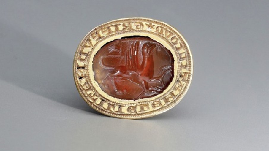 Anel medieval pode ter pertencido a Condessa de Ulster e será leiloado por ao menos R$ 70 mil Anel medieval pode ter pertencido a Condessa de Ulster e será leiloado por ao menos R$ 70 mil