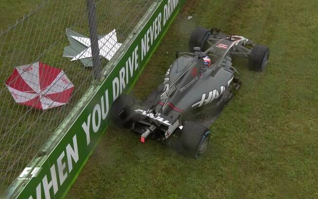 Grosjean bate depois de perder o controle do carro na pista molhada de Monza