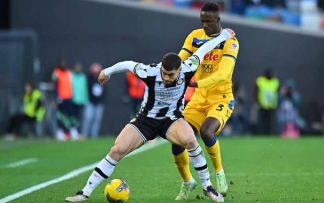 Atalanta (de amarelo) pena para segurar o emoate em 0 a 0 diante da Udinese, peloItaliano