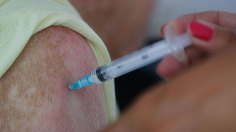 Vacinação ajuda a conter número de mortes por Covid-19