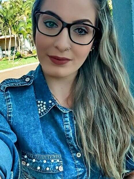 Selfie de Mariana em que ela está com uma camisa azul e óculos