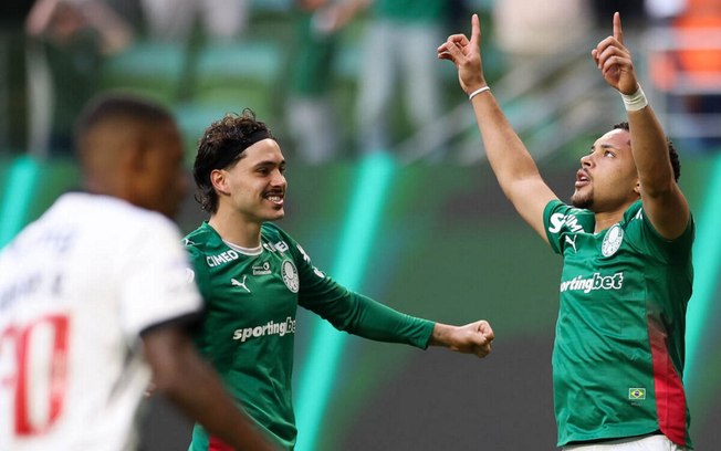 Marcos Lamacchia ao lado de Leila Pereira e vestindo a camisa do Vasco Marcos Lamacchia ao lado de Leila Pereira e vestindo a camisa do Vasco
