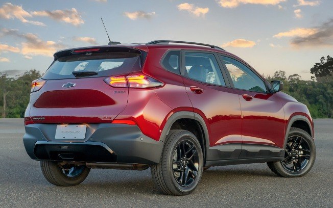 A traseira do Chevrolet Tracker RS é mais conservadora, mas traz detalhes em preto brilhante para ressaltar a esportividade