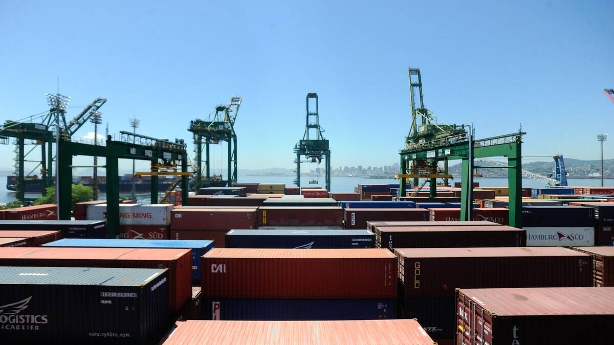 China fecha porto por causa de Covid e causa engarrafamento de 350 navios -  Jornal O Globo