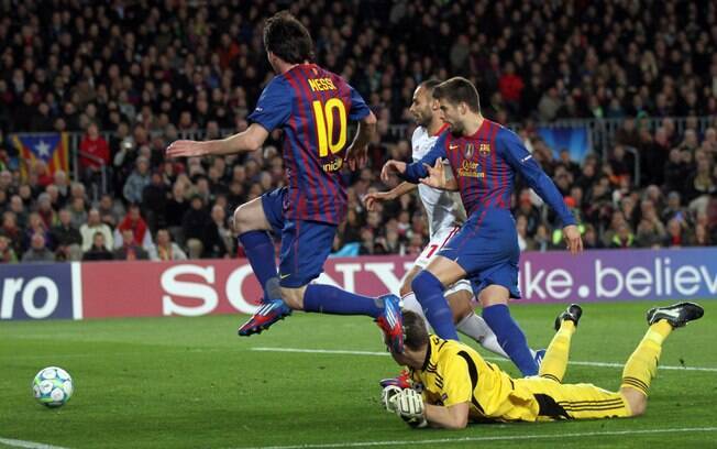Messi aproveita rebote dentro da área e marca o seu quarto gol na partida. Foto: AP