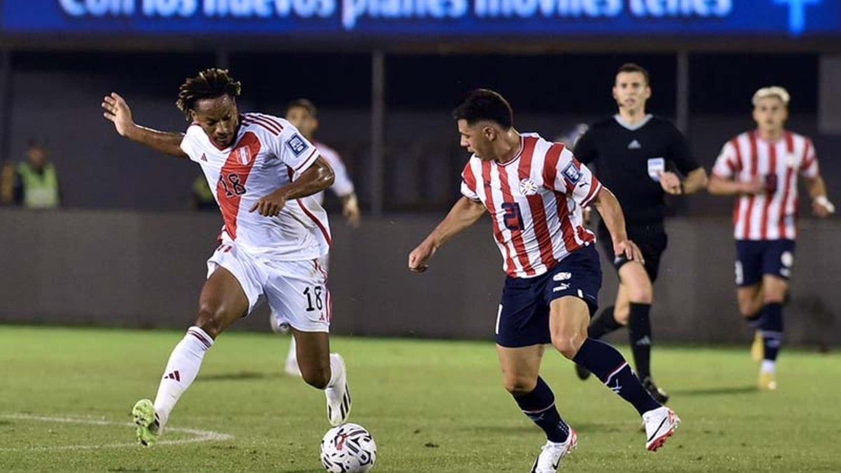 O peruano Carrillo (de branco) vai ao ataque e é marcado pelo paraguaio Riveros 