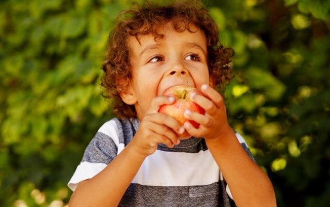 Saiba como estimular as crianças a comer frutas
