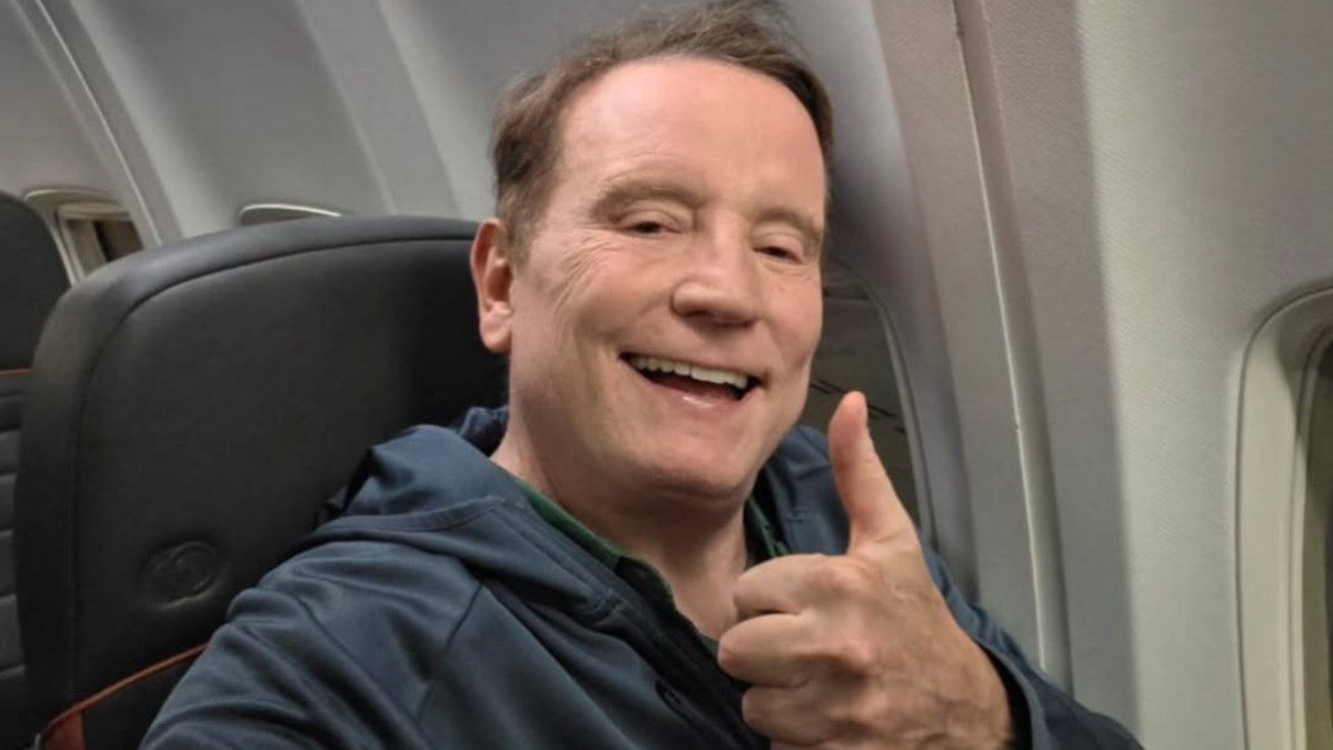 Roberto Cabrini registra partida de aeroporto após mais de dez horas de espera