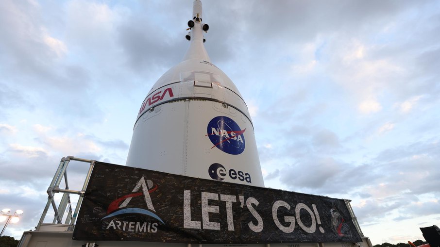 Orion será acoplada ao foguete SLS para a missão Artemis II, que levará quatro astronautas em um voo de 10 dias ao redor da Lua em 2026. Orion será acoplada ao foguete SLS para a missão Artemis II, que levará quatro astronautas em um voo de 10 dias ao redor da Lua em 2026.
