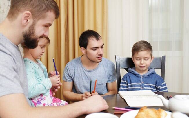 Pais gays se mostraram mais presentes na vida escolar dos filhos do que pais heterossexuais
