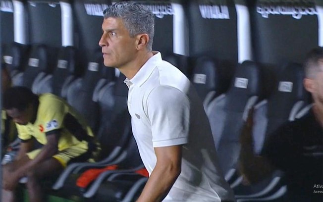 Pedro Emanuel celebrou a primeira vitória pelo Vasco no Brasileirão Pedro Emanuel celebrou a primeira vitória pelo Vasco no Brasileirão