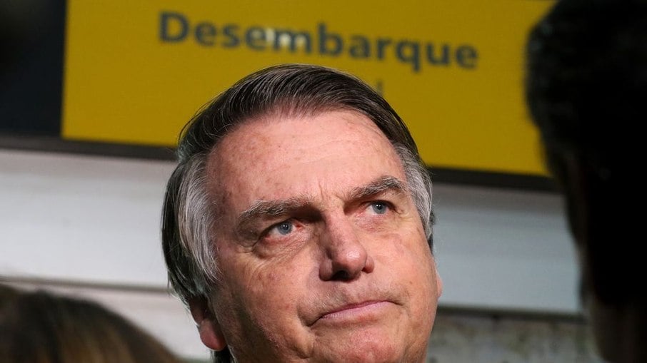 Bolsonaro puxa a orelha dos filhos: 'A campanha acabou