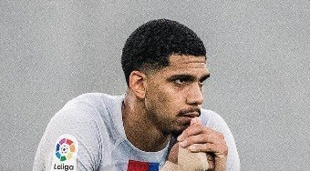 Zagueiro do Barcelona atropela torcedora após treino