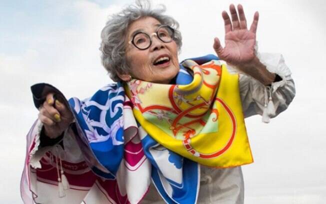 A idosa Kimiko virou exemplo nas redes sociais por mostrar alegria e vontade de viver aos 90 anos de idade