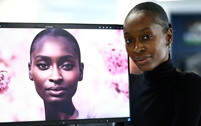 A modelo Alexsandrah Gondora posa com seu dublê virtual criado pela agência The Digitals em 21 de fevereiro de 2025 em Londres