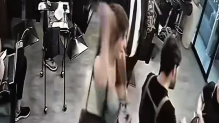 VÍDEO: mulher esfaqueia cabeleireiro por não gostar do corte