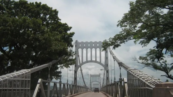 Furacão desviou rio e inutilizou ponte em Honduras