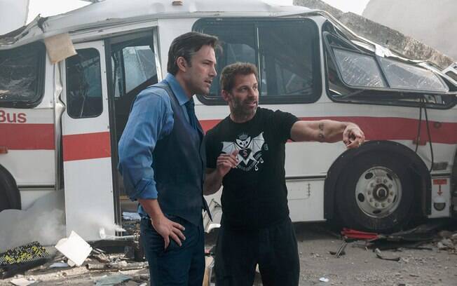 Ben Affleck conversa com Zack Snyder no set de 