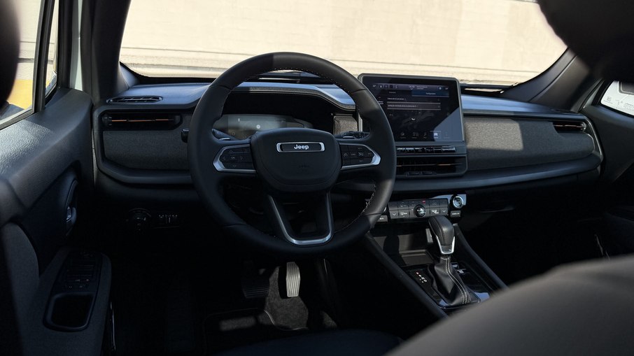 Painel do Jeep Renegade Sahara MHEV traz central multimídia maior e comandos de ar-condicionado digitais