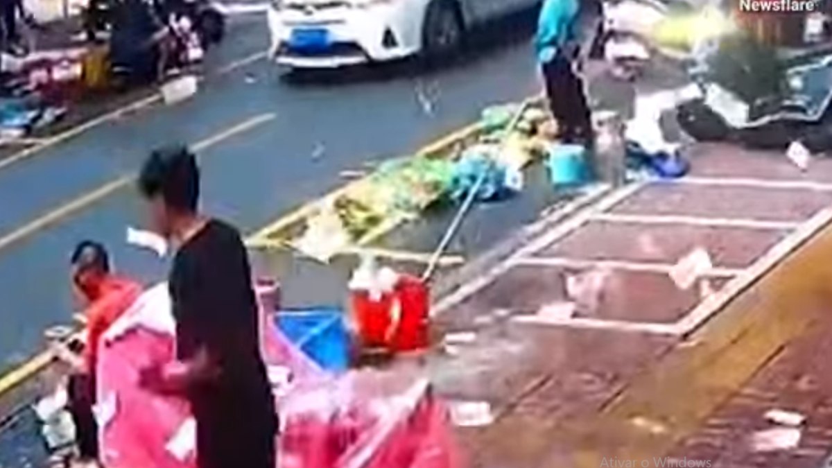 man throws US$2,000 on the street after breaking up;  see the video