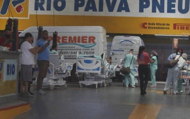 A loja de serviços automotivos para onde foram levados alguns pacientes do Hospital de Bonsucesso
