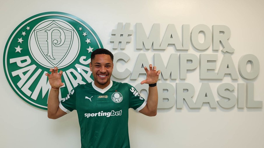 Vitor Roque é apresentado pelo Palmeiras Vitor Roque é apresentado pelo Palmeiras