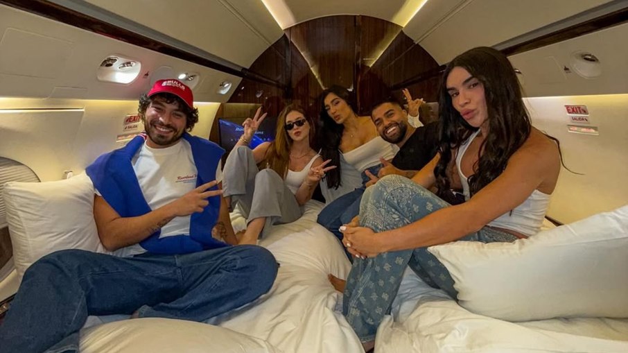 Assessor, maquiador e influenciadores estão entre os convidados da viagem de Virginia