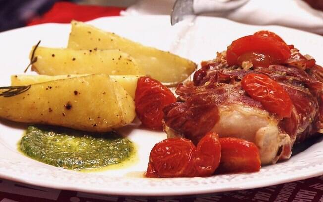 Frango ao Molho Pesto Enrolado com Presunto Parma com Batatas Rústicas e Salada