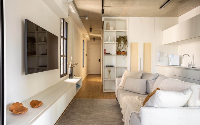 Loft de 48 m² segue estilo wabi sabi e tem palhinha nas portas de correr