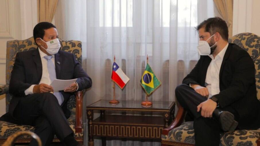 O vice-presidente Hamilton Mourão e o presidente eleito do Chile, Gabriel Boric, durante encontro em Santiago
