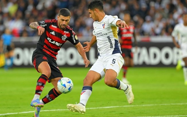 O meia uruguaio do Flamengo, Giorgian de Arrascaeta, e o meia da LDU, Kevin Minda, disputam a bola durante o jogo da fase de grupos da Libertadores, no estádio Rodrigo Paz Delgado, em Quito, em 22 de abril de 2025. O meia uruguaio do Flamengo, Giorgian de Arrascaeta, e o meia da LDU, Kevin Minda, disputam a bola durante o jogo da fase de grupos da Libertadores, no estádio Rodrigo Paz Delgado, em Quito, em 22 de abril de 2025.