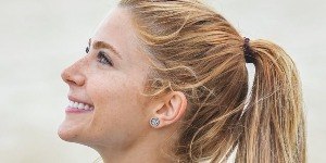 Jade Picon mostra abdômen trincado na praia; veja as fotos