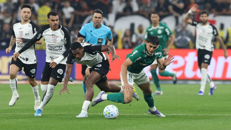 Corinthians e Palmeiras empatam em jogo com expulsões infantis