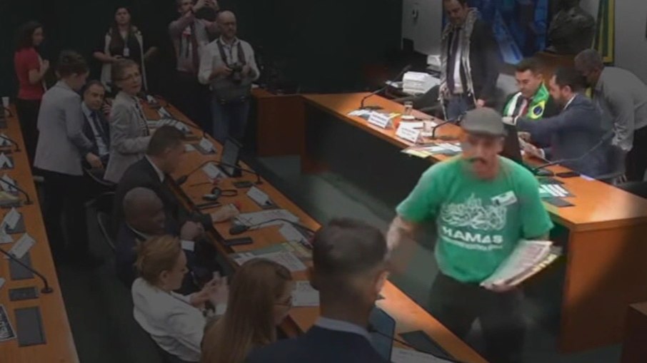 Homem vestindo camiseta do Hamas na Câmara dos Deputados